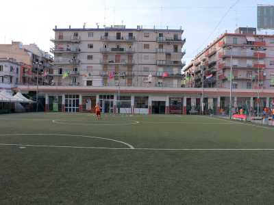 ...mentre sul campo da calcio due squadre stanno per iniziare una partita